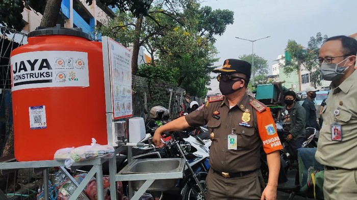 ASN Patroli Protokol Kesehatan COVID-19 di Pasar Minggu