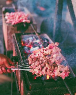 Awkarin Jatuh Cinta dengan Kuliner Jogja, Mangut Lele sampai Sate Klatak