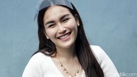 Ayu pun hanya memasang senyum kala menanggapi komentar para netizen. Pool/Palevi S/detikFoto