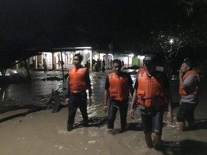 Banjir Bandang Terjang Sulsel, Polisi: Suli Masih Setinggi Lutut