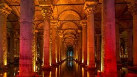 Basilika Cestern dibangun oleh Kaisar Justinianus, kedalamannya mencapai 70 m dengan panjang 150 m. Tempat ini dikelilingi oleh dinding setebal 4 m. Air yang terdapat di bangunan ini berasal dari hutan Beogard yang letaknya 19 km dari kota Istanbul. (Getty Images/iStockphoto/guvendemir)