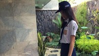 Mereka tetap memakai seragam, namun mengikuti upacra dari rumah.