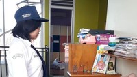 Dengan bantuan aplikasi, para siswa mengikuti upacara bendera secara daring.