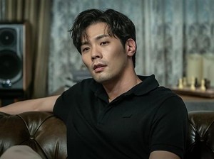 Choi Daniel Curi Atensi di Its Okay To Not Be Okay, Ini 8 Potret Gantengnya