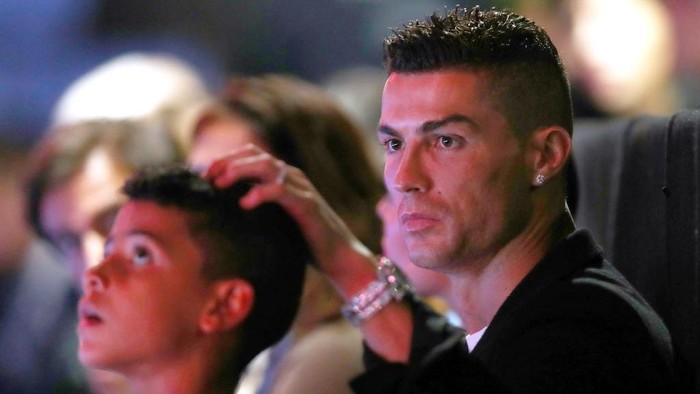 LONDON, ENGLAND - NOVEMBER 12:  Cristiano Ronaldo and son Cristiano Ronaldo Jr. watch on during the singles round robin match between Novak Djokovic of Serbia and John Isner of The United States during Day Two of the Nitto ATP Finals at The O2 Arena on November 12, 2018 in London, England.  (Photo by Naomi Baker/Getty Images)