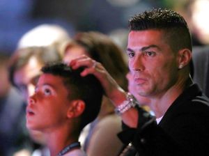 Cristiano Ronaldo Jr Curi Perhatian Pakai Gamis