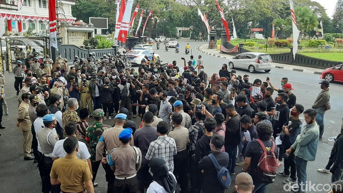 Mahasiswa Malang Raya Demo Tuntut Transparansi Anggaran Kampus