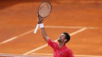 Novak Djokovic, pemain tenis nomor satu dunia pria, dinyatakan positif COVID-19 pada 23 Juni. Dia kemudian meminta maaf kepada semua individu yang tertular virus setelah bermain di sebuah turnamen pameran yang ia selenggarakan di Serbia dan Kroasia. Saya sangat menyesal untuk setiap kasus infeksi individu. Saya berharap ini tidak akan menyulitkan situasi kesehatan siapa pun dan semua orang akan baik-baik saja. Saya akan tetap dalam isolasi diri selama 14 hari ke depan, dan mengulangi tes dalam lima hari, kata Novak Reuters/Antonio Bronic.