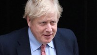 Perdana Menteri Inggris Boris Johnson dinyatakan positif Corona sejak April lalu. Dia dirawat di Rumah Sakit St Thomas, pada 5 April setelah menderita beberapa gejala seperti demam dan batuk selama lebih dari 10 hari. Kondisinya memburuk dan dia dipindahkan pada 6 April ke unit perawatan intensif jika dia perlu memakai ventilator. Reuters/Hannah Mckay.