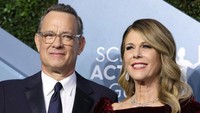 Aktor peraih Oscar, Tom Hanks dan istrinya, Rita Wilson, keduanya dinyatakan positif di Australia pada Maret lalu. Dia mengaku jatuh sakit saat mengerjakan sebuah film. Reuters/Monica Almeida.