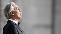 Penyanyi opera Italia Andrea Bocelli merasa seperti hidup dalam mimpi buruk selama berjuang mengidap virus COVID-19 pada bulan Maret lalu. Dia telah pulih. Reuters/Flavio Lo Scalzo.
