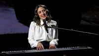 Penyanyi Sara Bareilles memposting ke Instagram pada bulan April untuk memberi tahu penggemarnya bahwa ia telah terpapar COVID-19. Reuters/Stephen Lam.