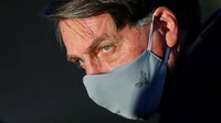 Presiden Brazil Jair Bolsonaro dinyatakan positif mengidap virus Corona. Dalam wawancara televisi dia mengaku dalam keadaan sehat meskipun mengalami demam. Jair selama ini menganggap remeh virus tersebut dan menilainya sebagai flu ringan. Reuters/Adriano Machado.