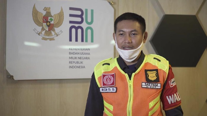 Egi Sandi Saputra, petugas KRL jujur yang kembalikan uang Rp 500 juta.