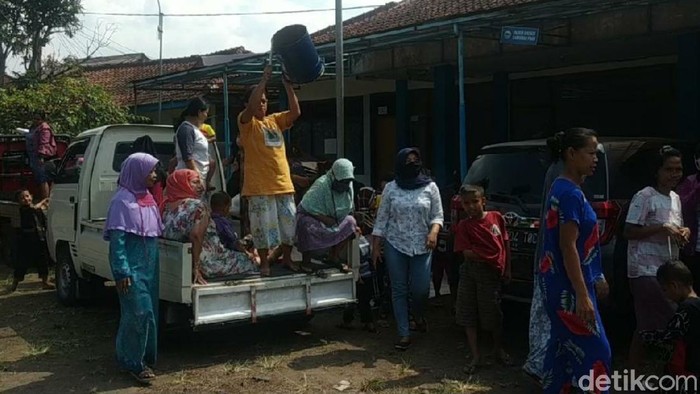 Emak-emak di Cianjur geruduk kantor PDAM karena protes air tak mengalir