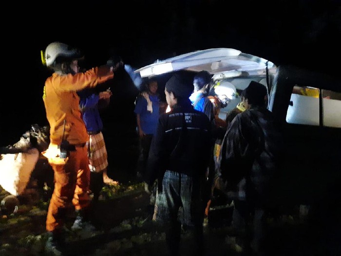 Evakuasi 6 petugas PDAM yang jatung ke jurang akibat disengat tawon di Bantaeng, Sulsel