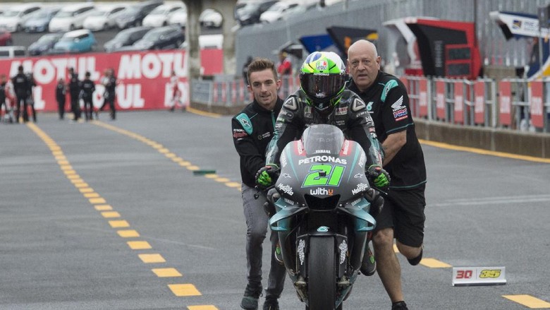 Franco Morbidelli MOTEGI, JAPAN - OCTOBER 19: John McPhee (L) of Great Britain and Petronas Sprinta Racing push the bike of Franco Morbidelli of Italy and Petronas Yamaha SRT at park ferme and celebrates at the end of the qualifying practice during the MotoGP of Japan - Qualifying at Twin Ring Motegi on October 19, 2019 in Motegi, Japan. (Photo by Mirco Lazzari gp/Getty Images)