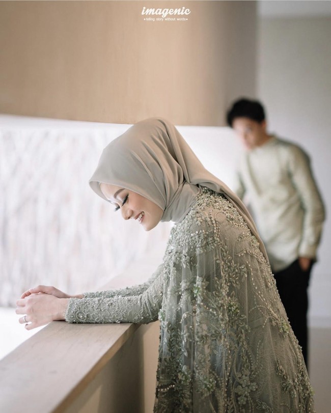 Awanis melanjutkan jika bahan hijab yang dipakai oleh Dinda Hauw sangat rentan dan pemakaiannya harus hati-hati agar tetap tegak di dahi. Dan sekadar tambahan juga, untuk bahan ini challenging yaa menggunakannya, karena kalau salah lipatan atau tekukan akan menggebung di bagian kepalanya. Jadi aku beri sedikit hairspray di bagian tepi hijab. Juga supaya nggak  terlalu menempel di bagian dahi,” ujar Awanis kepada Wolipop. Foto: Instagram @imagenic.