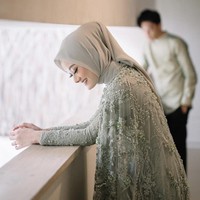 Awanis melanjutkan jika bahan hijab yang dipakai oleh Dinda Hauw sangat rentan dan pemakaiannya harus hati-hati agar tetap tegak di dahi. Dan sekadar tambahan juga, untuk bahan ini challenging yaa menggunakannya, karena kalau salah lipatan atau tekukan akan menggebung di bagian kepalanya. Jadi aku beri sedikit hairspray di bagian tepi hijab. Juga supaya nggak  terlalu menempel di bagian dahi,” ujar Awanis kepada Wolipop. Foto: Instagram @imagenic.