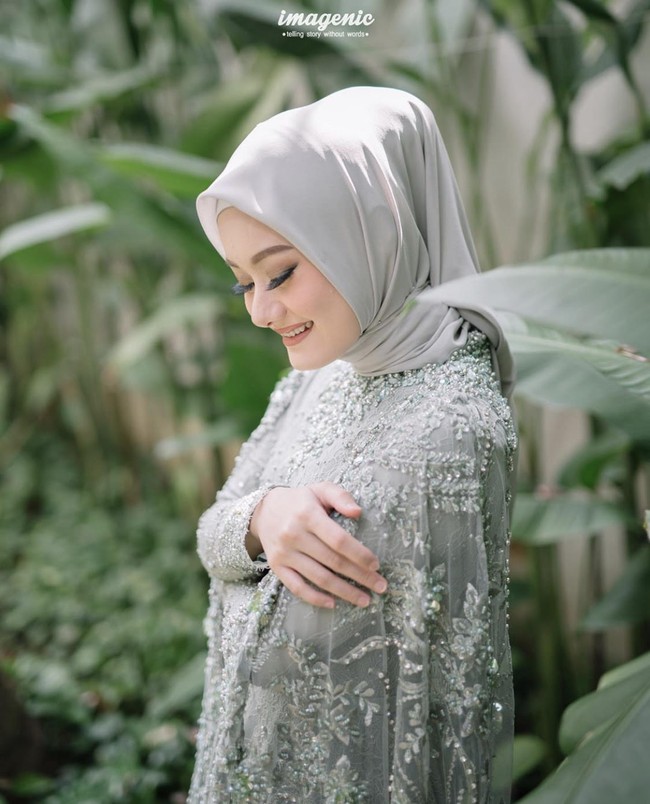 Menurut Awanis Arifiani, saat lamaran dia menggunakan hijab style clean untuk Dinda Hauw. Hijabnya seperti biasa pakai style clean supaya payet baju dan dan riasan makeup juga semakin detail. Untuk bahannya sendiri yang digunakan adalah bahan ciffon atau ceruti yang halus dan jatuh. Jadi nggak ada kesan tebal di bagian wajah maupun di bagian lehernya. Kebetulan hijabnya itu juga sudah disiapkan oleh kak Anggi Asmara,” kata Awanis Kepada Wolipop, Senin (13/7/2020). Foto: Instagram @imagenic.