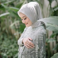 Menurut Awanis Arifiani, saat lamaran dia menggunakan hijab style clean untuk Dinda Hauw. Hijabnya seperti biasa pakai style clean supaya payet baju dan dan riasan makeup juga semakin detail. Untuk bahannya sendiri yang digunakan adalah bahan ciffon atau ceruti yang halus dan jatuh. Jadi nggak ada kesan tebal di bagian wajah maupun di bagian lehernya. Kebetulan hijabnya itu juga sudah disiapkan oleh kak Anggi Asmara,” kata Awanis Kepada Wolipop, Senin (13/7/2020). Foto: Instagram @imagenic.