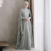 Nyimas Khodijah Nasthiti Adinda yang dikenal sebagai Dinda Hauw yang mengawali karier dunia hiburan saat berperan dalam sinetron Monyet Cantik dan membintangi film Surat Kecil Untuk Tuhan menikah dengan Rey Mbayang pada 10 Juli 2020. Suami Dinda itu pernah menjadi duta pariwisata Menado, Sulawesi Utara. Kini Rey dikenal sebagai penyanyi dan tergabung dalam grup vokal ADAM, bersama Natta Reza, Dodi Hidayatullahm dan Anandito Dwis. Grup tersebut kerap membawakan lagu bernuansa religi. Foto: Instagram @dindahw.