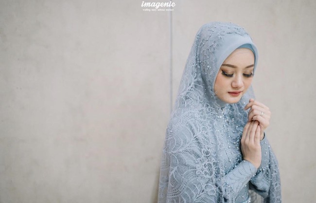 Saat acara pengajian, Dinda Hauw mengenakan hijab dengan dibentuk rapi ke belakang. Penampilannya saat pengajian tetap flawless dengan sedikit sentuhan glamour pada bulu mata palsu yang dikenakan. Foto: Instagram @imagenic.