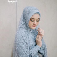 Saat acara pengajian, Dinda Hauw mengenakan hijab dengan dibentuk rapi ke belakang. Penampilannya saat pengajian tetap flawless dengan sedikit sentuhan glamour pada bulu mata palsu yang dikenakan. Foto: Instagram @imagenic.
