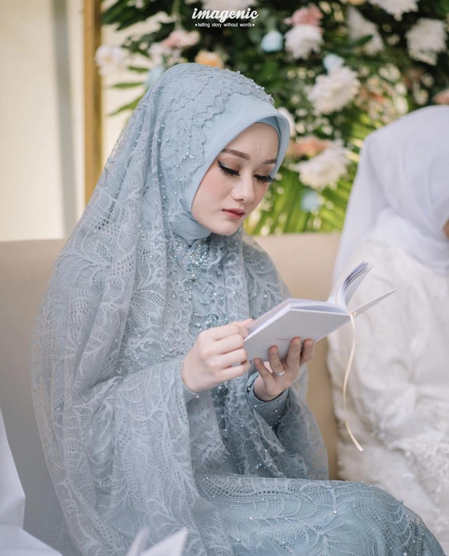 Dinda Hauw dan Rey Mbayang juga mengadakan pengajian sebelum akad nikah, yang diadakan di Azila Villa, Cipayung, Jakarta Timur. Dalam acara pengajiannya, Dinda mengenakan dress lace hijau turqoise dan veil pearl bahan brukat. Foto: Instagram @imagenic.