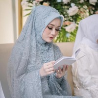 Dinda Hauw dan Rey Mbayang juga mengadakan pengajian sebelum akad nikah, yang diadakan di Azila Villa, Cipayung, Jakarta Timur. Dalam acara pengajiannya, Dinda mengenakan dress lace hijau turqoise dan veil pearl bahan brukat. Foto: Instagram @imagenic.
