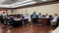 Selain itu, sebagian lokasi yang terkait dengan kegiatan politisi Partai Golkar tersebut juga ditutup sementara. Termasuk lantai 3 gedung DPRD Jateng yang merupakan lokasi ruang komisi berada.