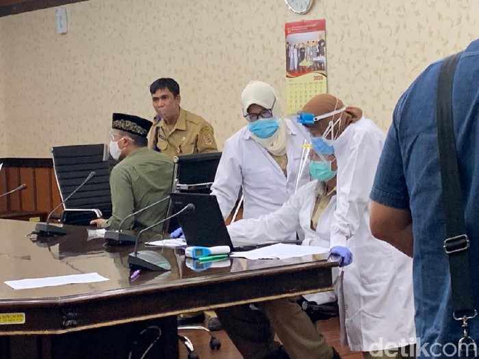 Lantai 3 gedung DPRDJ Jateng ditutup sementara. Penutupan dilakukan inmbas ada anggota yang meninggal terinfeksi Corona.