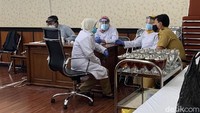 Wakil Ketua DPRD Jateng, Sukirman, menambahkan jika nantinya ada seorang saja anggota DPRD Jateng yang reaktif Corona, maka seluruh anggota dewan atau yang berkegiatan di Gedung Berlian akan menjalani tes swab.