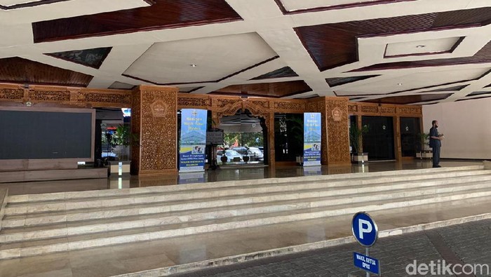 Gedung DPRD Jateng Ditutup Imbas Anggota Meninggal Kena Corona Lantai 3 gedung DPRDJ Jateng ditutup sementara. Penutupan dilakukan inmbas ada anggota yang meninggal terinfeksi Corona.