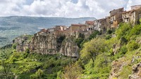 Dua highlits geologis yang paling menonjol dari  Maestrazgo UNESCO Global Geopark (Spanyol) adalah situs dinosaurus Jurassic-Cretaceous di Galve di mana dinosaurus pertama di Spanyol ditemukan. (UNESCO)