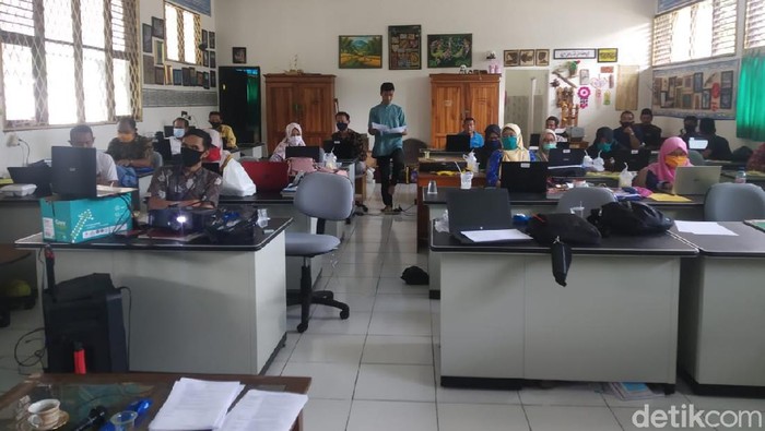 Guru SMAN 7 Pandeglang beajar secara daring
