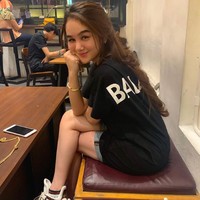 Bergaya casual dengan celana denim pendek dan kaus, Hana Hanifah tampil kekinian dengan dad sneakers dari Louis Vuitton dan kaus kaki merek Gucci. Kaus kakinya saja berharga Rp 1 jutaan. Foto: Dok. Instagram