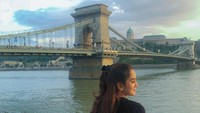 Terakhir, Hana juga pernah liburan ke Inggris. Di sana ia berfoto di dekat jembatannya yang ikonik (Instagram)