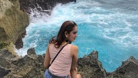 Ini momen saat Hana Hanifa berlibur ke Nusa Penida di Bali (Instagram)