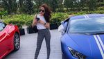 Potret Seksi Hana Hanifah dengan Mobil-mobil