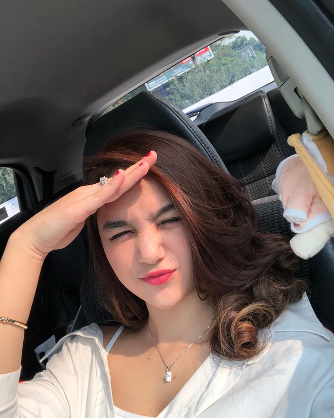 Nama Hana Hanifah belakangan ramai diperbincangkan setelah dirinya dikabarkan tersangkut kasus prostitusi. Artis FTV itu diamankan oleh pihak kepolisian di salah satu hotel di Medan bersama seorang pria. Menurut penuturan dari pihak keluarga, Hana Hanifah mengatakan bahwa dirinya terbang ke Medan untuk sesi pemotretan. Untuk sementara, pihak kepolisian masih menyebut Hana Hanifah sebagai seorang saksi. Foto: instagram/@hanaaast