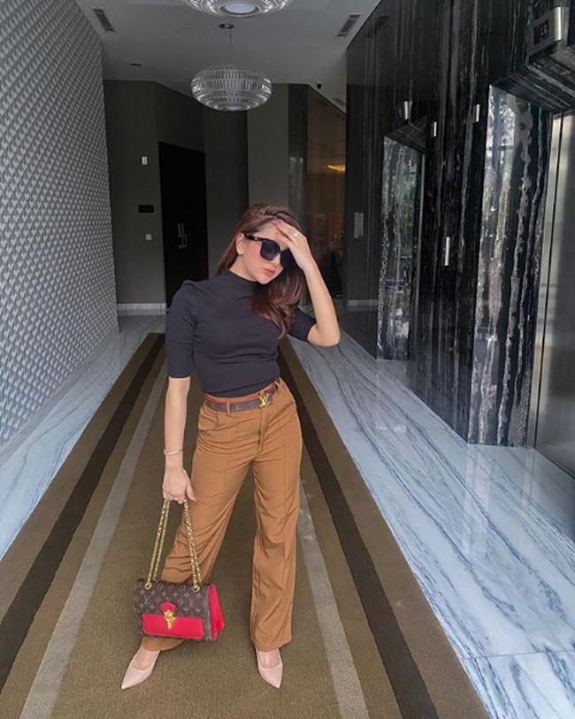 Aktris FTV Hana Hanifah yang sedang jadi buah bibir karena terseret dugaan kasus prostitusi kerap mengunggah foto #ootd ke Instagramnya @hanaaaast. Instagram Hana sendiri kini diserbu warganet yang penasaran dengan sosoknya. Dan ini salah satu gaya #ootd Hana menenteng tas puluhan juta merek Louis Vuitton. Dia juga memakai belt atau ikat pinggang dari merek asal Prancis tersebut. Foto: Instagram @ hanaaaast