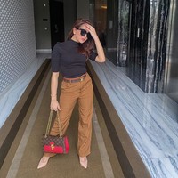Aktris FTV Hana Hanifah yang sedang jadi buah bibir karena terseret dugaan kasus prostitusi kerap mengunggah foto #ootd ke Instagramnya @hanaaaast. Instagram Hana sendiri kini diserbu warganet yang penasaran dengan sosoknya. Dan ini salah satu gaya #ootd Hana menenteng tas puluhan juta merek Louis Vuitton. Dia juga memakai belt atau ikat pinggang dari merek asal Prancis tersebut. Foto: Instagram @ hanaaaast