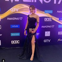 Menghadiri acara salah satu stasiun televisi swasta, Hana Hanifah berpose dengan gaun berbelahan tinggi dan membawa clutch merek Gucci. Foto: Instagram @ hanaaaast