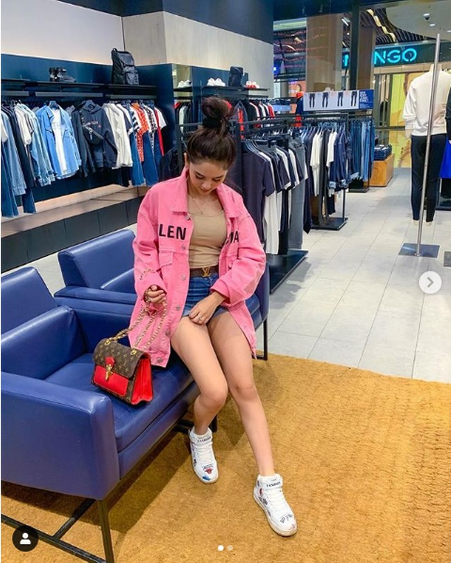 Kembali bergaya dengan jaket denim Balenciaga seharga Rp 17 jutaan, Hana Hanifah yang sangat suka mengenakan celana pendek denim itu berpose di dalam sebuah butik pakaian. Dia melengkapi gayanya dengan sneakers Nike dan tas Louis Vuitton. Foto: Instagram @ hanaaaast