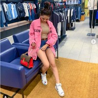 Kembali bergaya dengan jaket denim Balenciaga seharga Rp 17 jutaan, Hana Hanifah yang sangat suka mengenakan celana pendek denim itu berpose di dalam sebuah butik pakaian. Dia melengkapi gayanya dengan sneakers Nike dan tas Louis Vuitton. Foto: Instagram @ hanaaaast
