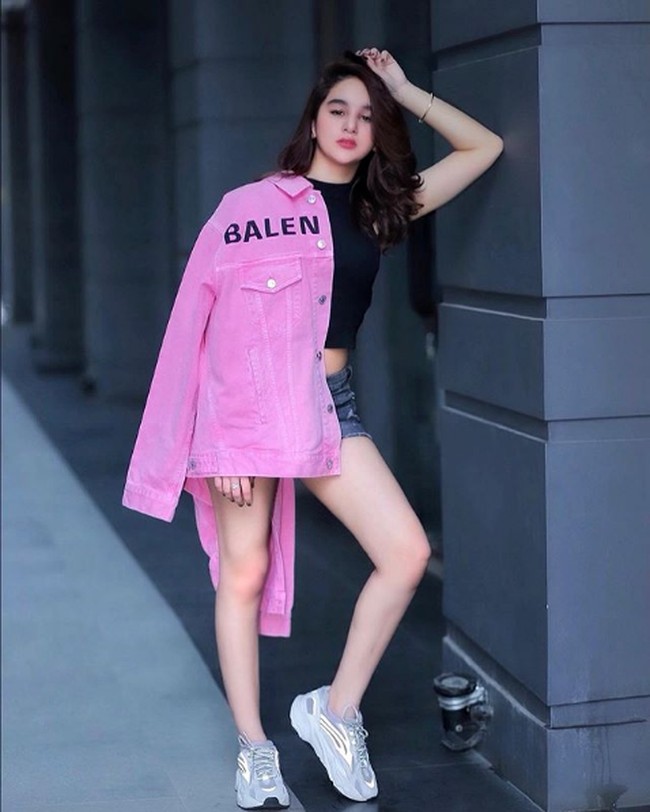 Tampil seksi saat #ootd dengan celana pendek dan atasan crop top, Hana Hanifah melengkapi gayanya dengan jaket denim pink dari brand Balenciaga seharga Rp 17 jutaan. Dia juga memakai sneakers Yeezy Kanye West. Foto: Instagram @ hanaaaast