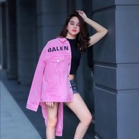 Tampil seksi saat #ootd dengan celana pendek dan atasan crop top, Hana Hanifah melengkapi gayanya dengan jaket denim pink dari brand Balenciaga seharga Rp 17 jutaan. Dia juga memakai sneakers Yeezy Kanye West. Foto: Instagram @ hanaaaast