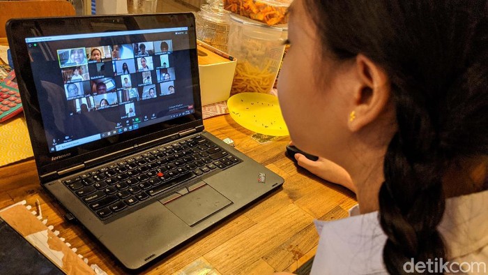Hari ini merupakan hari pertama masuk sekolah jenjang pendidikan dasar dan menengah tahun ajaran 2020/2021. Di DKI Jakarta proses KBM masih dilakukan secara online.