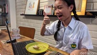 Menteri Pendidikan dan Kebudayaan Nadiem Makarim memproyeksi setidaknya 94 persen siswa di Indonesia masih melakukan PJJ di tahun ajaran baru. Daerah yang boleh membuka sekolah hanya yang berada di zona hijau dan memenuhi sejumlah syarat.